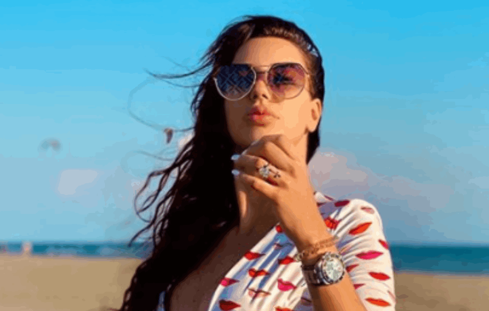 GOBELJINA DEVOJKA ZAPALILA DUBAI: KAĆA Grujić se skinula U SE.SI KUPAĆI! FOTO)